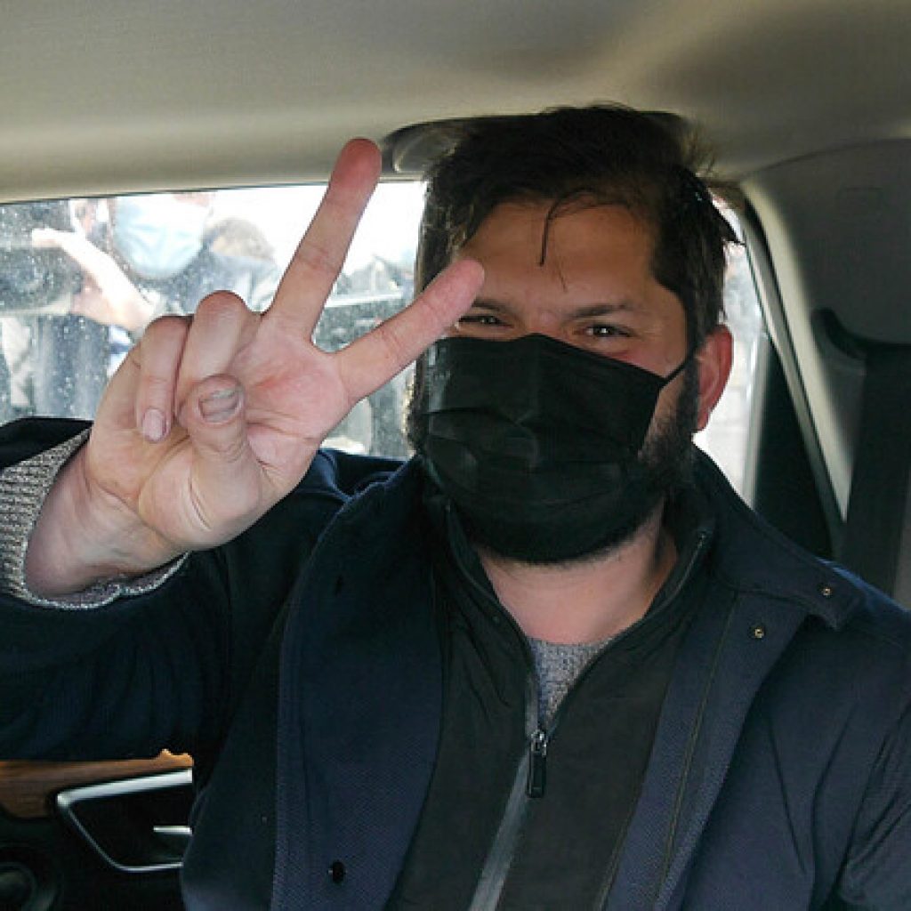 Boric firmó compromiso por el fin de las termoeléctricas en Ventanas