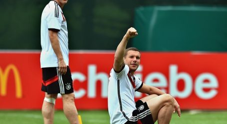 El alemán Lukas Podolski dio positivo por coronavirus