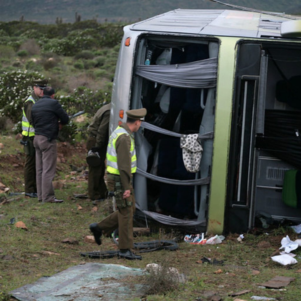 Maule: Accidente entre 3 camiones y un bus dejó 14 personas heridas