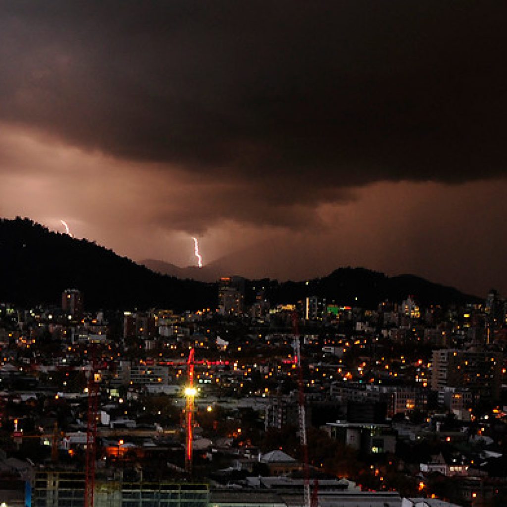 Declaran Alerta Temprana para 10 comunas de la RM por tormentas eléctricas