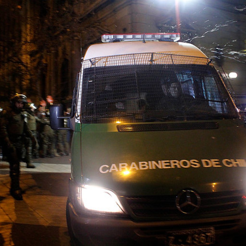 Carabineros detuvo a sujeto que hurtó especies de furgón policial en Valparaíso