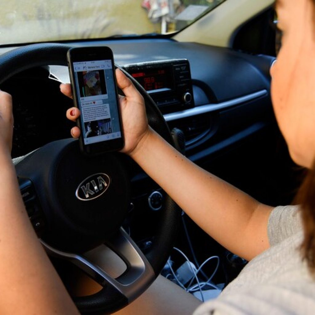 A ley alza en la sanción por conducir manipulando un celular