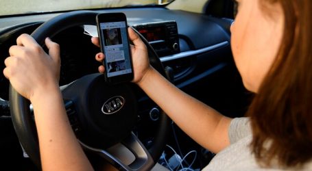 A ley alza en la sanción por conducir manipulando un celular