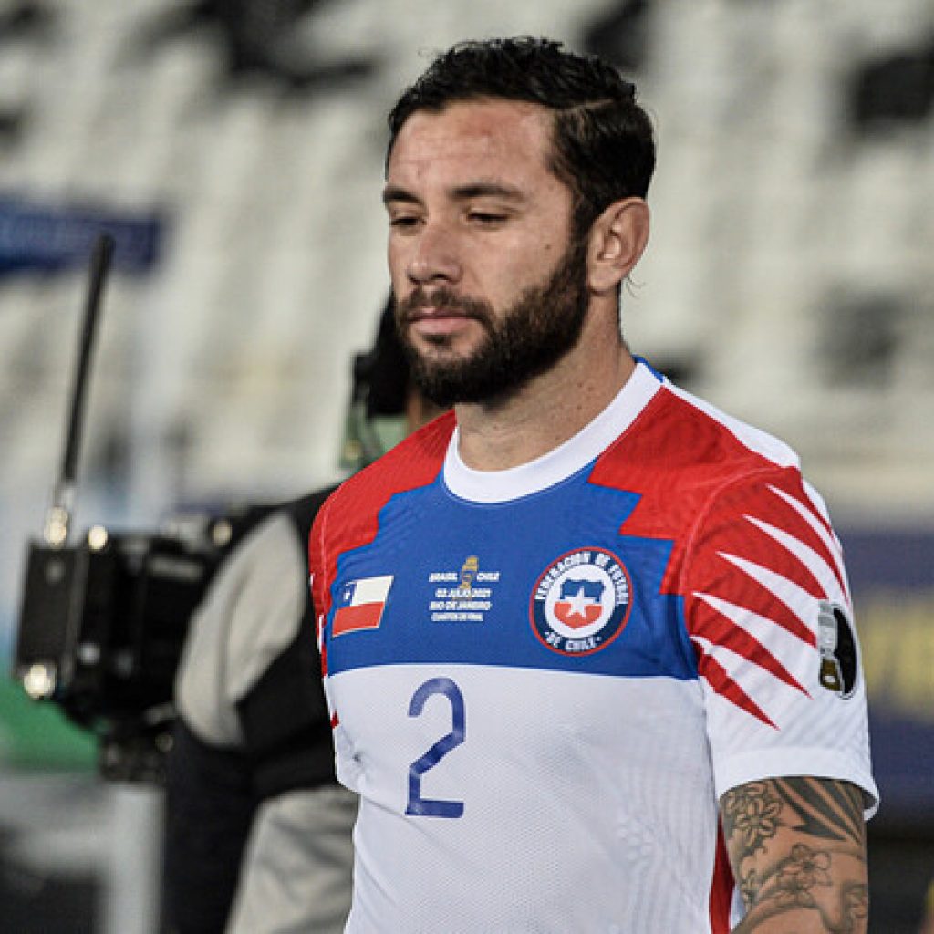 Lesión de Eugenio Mena lo dejaría al menos tres semanas fuera de las canchas