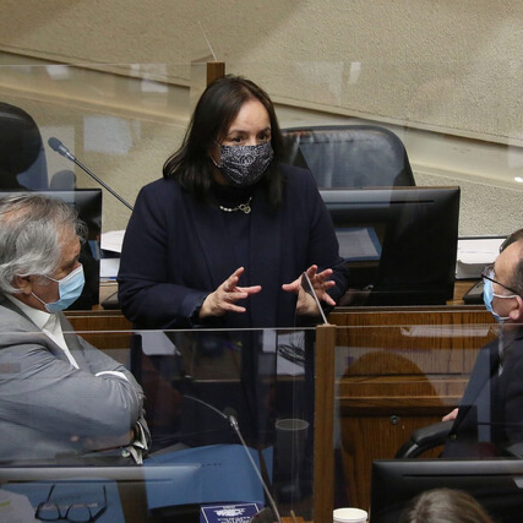 Senadora Aravena adelantó respaldo a reposición del voto obligatorio
