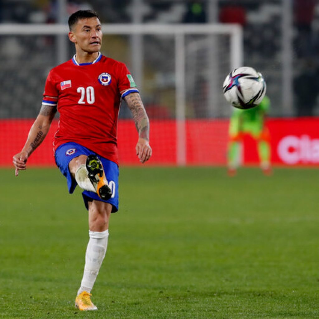 Charles Aránguiz sería suplente en duelo entre Chile y Colombia