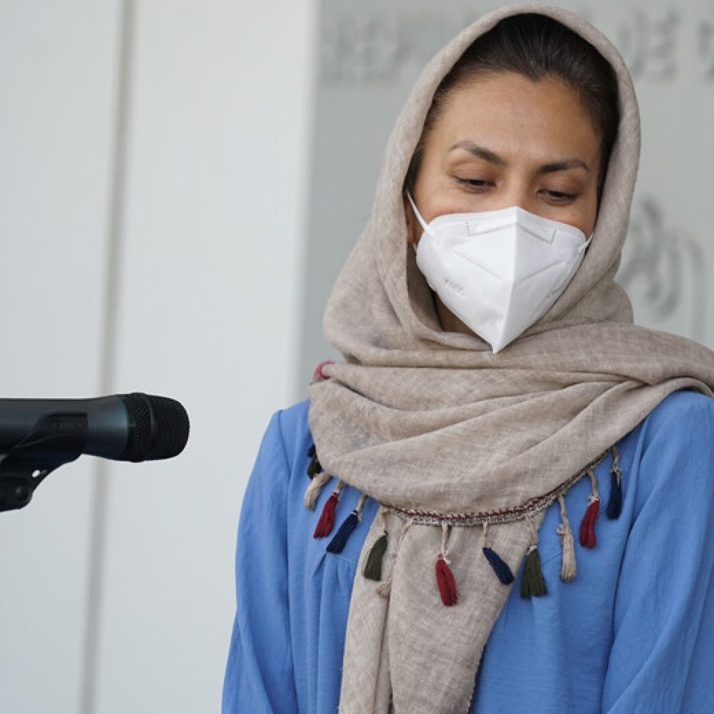 Llega hermana de estudiante afgana que pidió ayuda a Chile