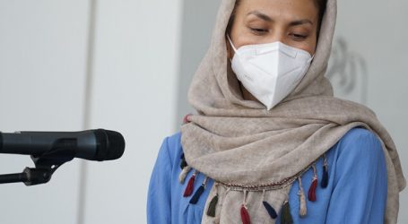 Llega hermana de estudiante afgana que pidió ayuda a Chile