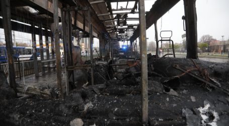 Desconocidos queman bus del transporte público en Macul