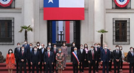 Presidente Piñera se toma tradicional foto de 18 de septiembre con su gabinete