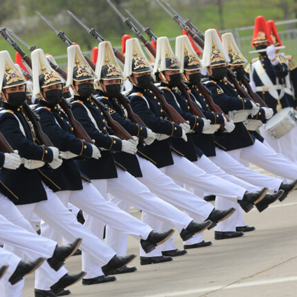 Rinden homenaje a funcionarios y víctimas de la pandemia en la Parada Militar