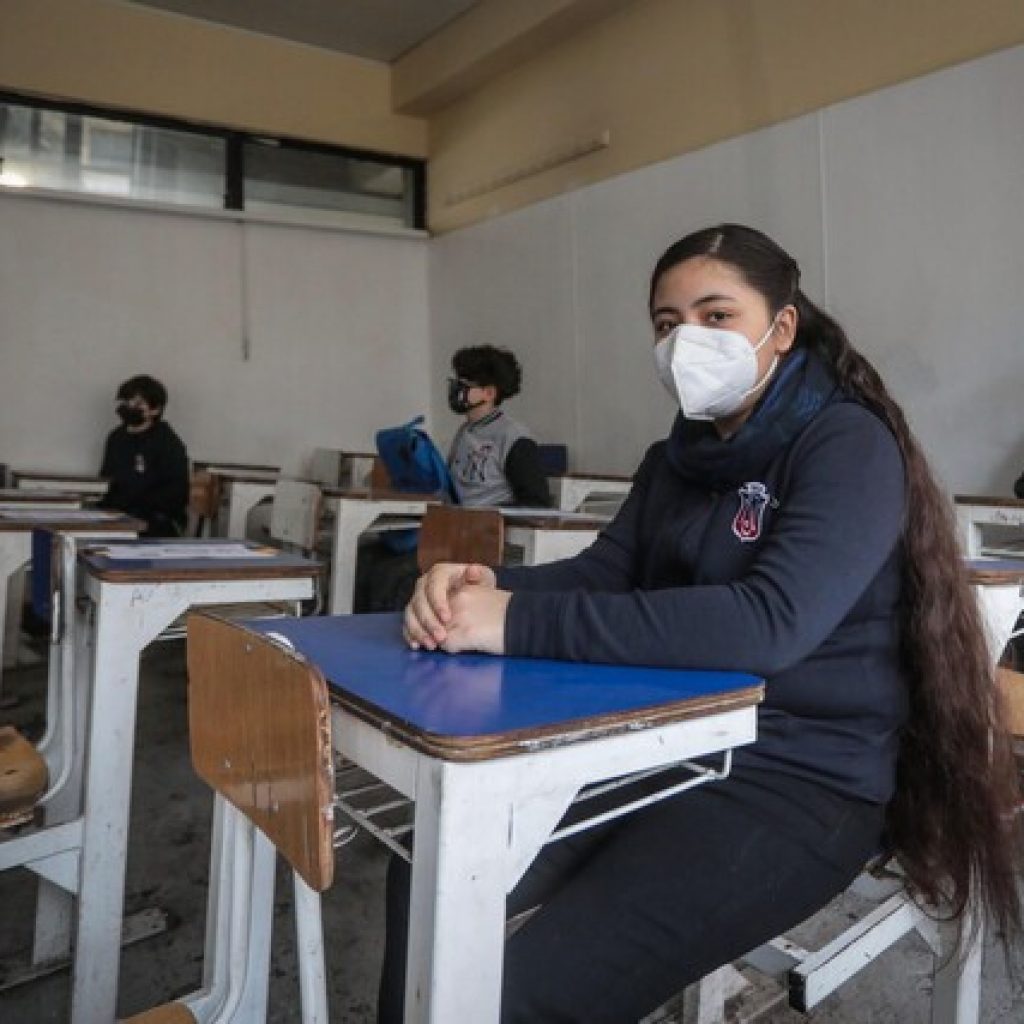 Instituto Nacional recibió hoy por primera vez a mujeres en sus aulas