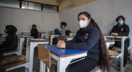 Instituto Nacional recibió hoy por primera vez a mujeres en sus aulas