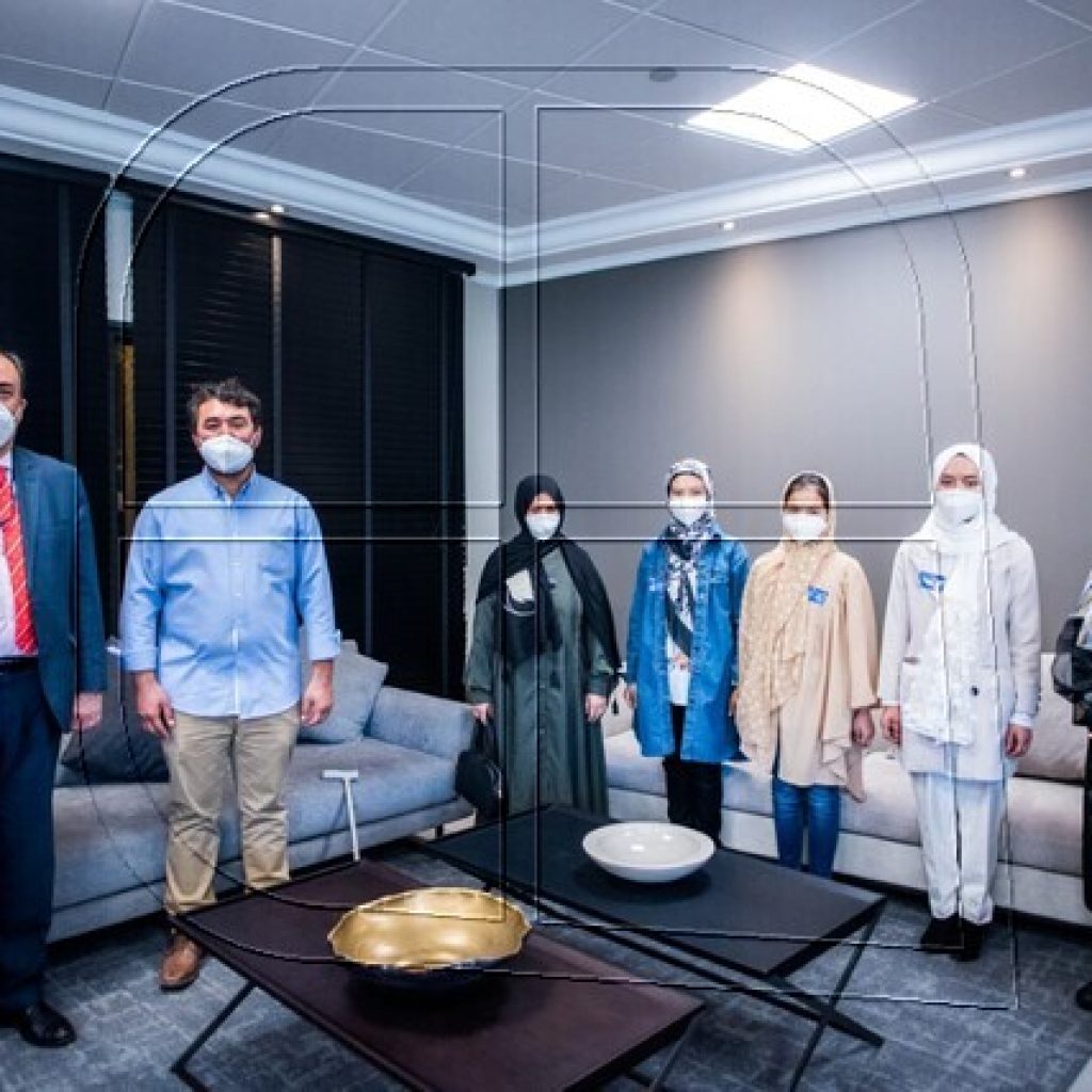 Llegó al país el primer grupo de familiares de la comunidad afgana en Chile