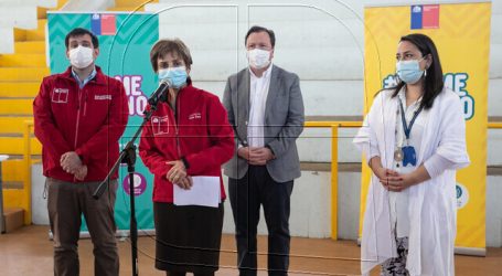 Daza presencia vacunación contra el COVID-19 de adolescentes sanos de 12 años