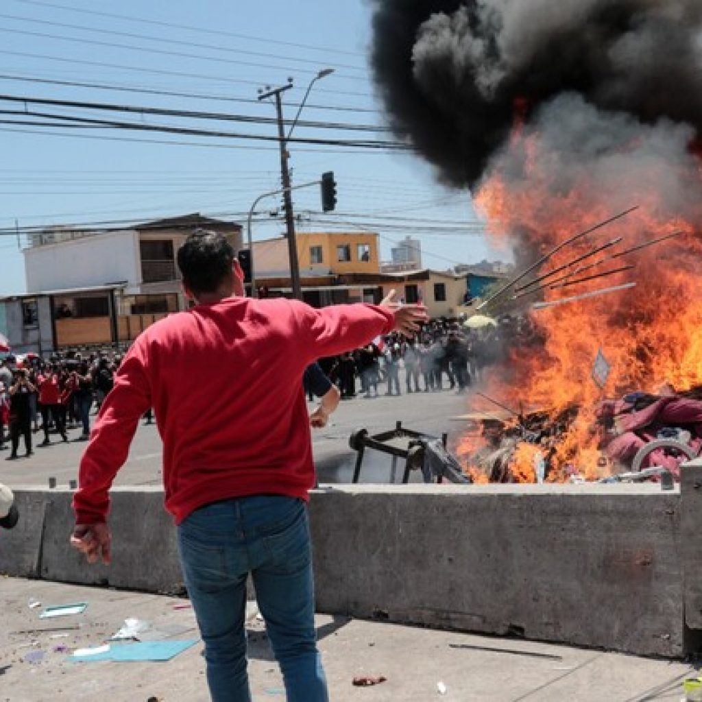 Crisis migratoria: Queman carpas de inmigrantes durante marcha en Iquique