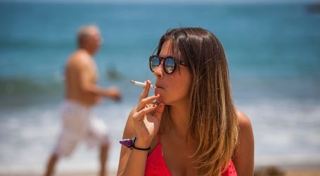 Prohibición de fumar en playas: 85,7% está favor del proyecto en general