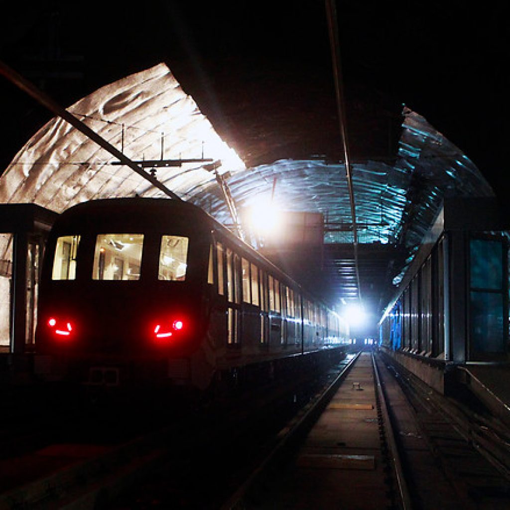 Detienen a cuatro sujetos por rayar vagones del Metro de Santiago