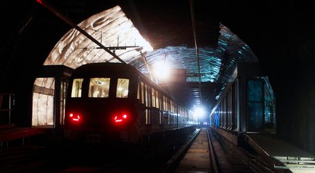 Detienen a cuatro sujetos por rayar vagones del Metro de Santiago