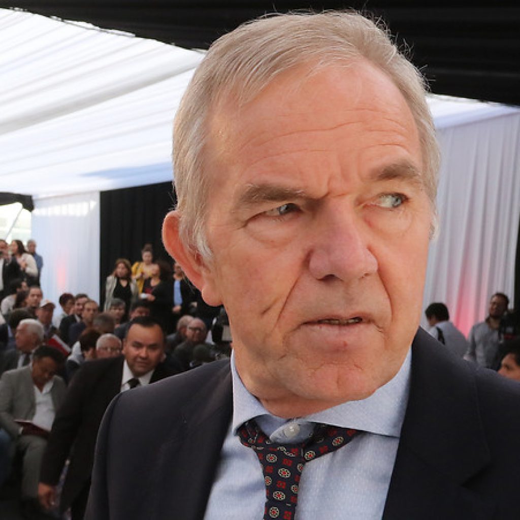 Ordenan incautar la mensajería de Ruiz-Tagle por venta de acciones en Colo Colo