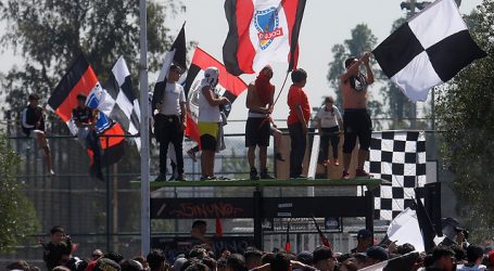 Con desordenes: Barristas de Colo Colo realizan ‘arengazo’ en el Monumental