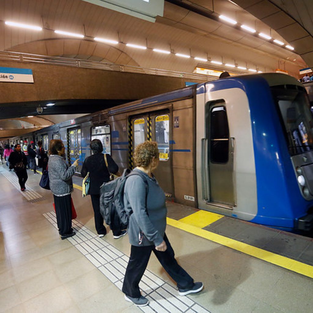 Detienen a dos sujetos por rayar vagón del Metro de Santiago en la Línea 4A