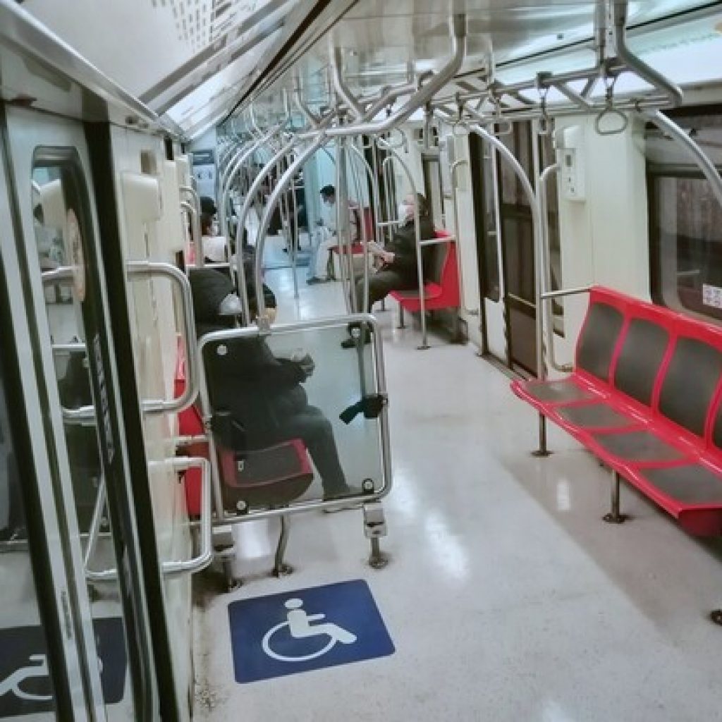 Carabineros indaga caso de hombre que entró herido a bala al Metro