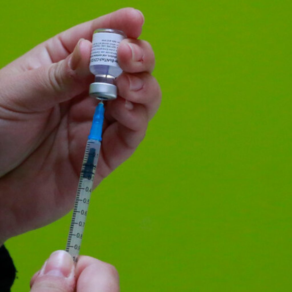 Mayores de 55 años vacunados con Sinovac podrán recibir 3a dosis de Pfizer