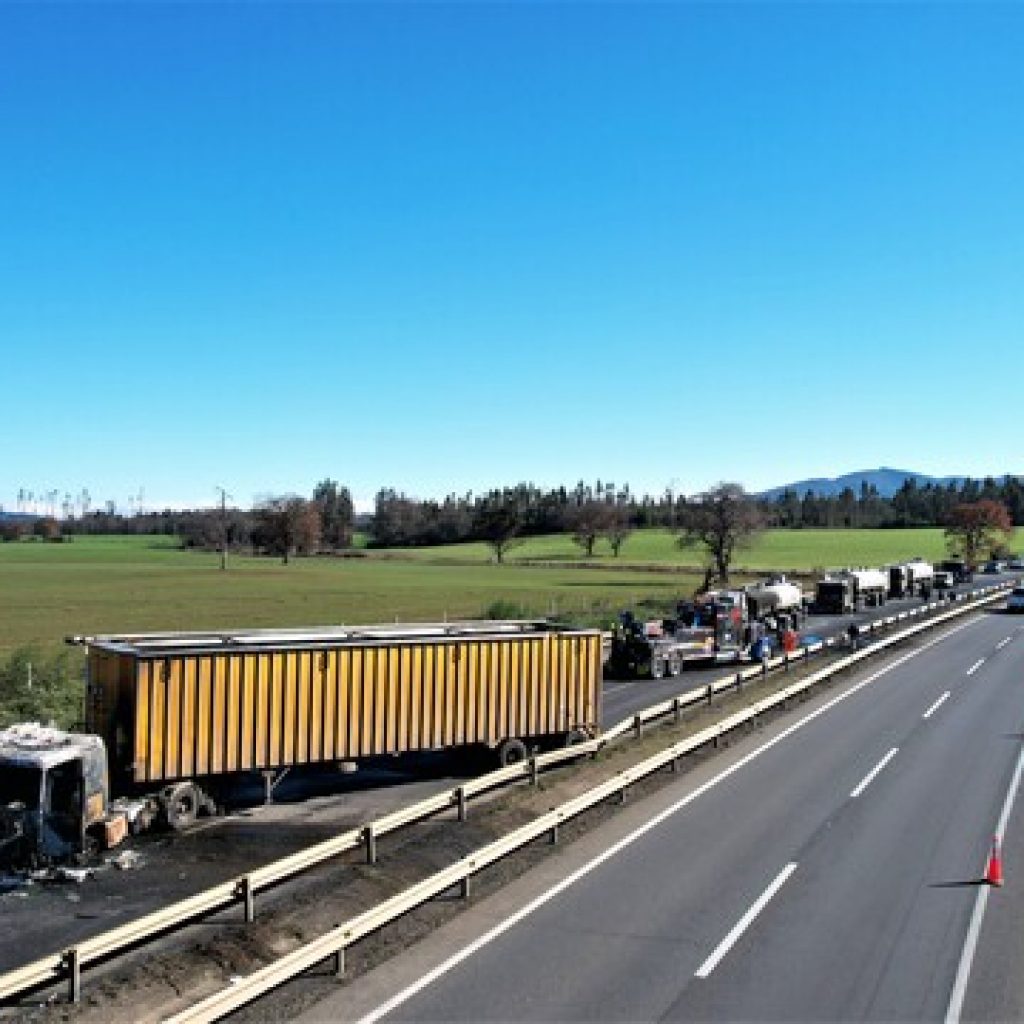 La Araucanía: Ataque incendiario dejó un herido y tres vehículos quemados