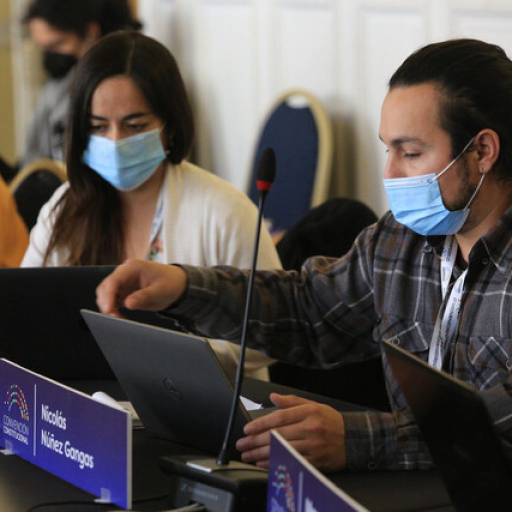 Constituyente Núñez sorprendió con guitarra en mano en su discurso ante la CC