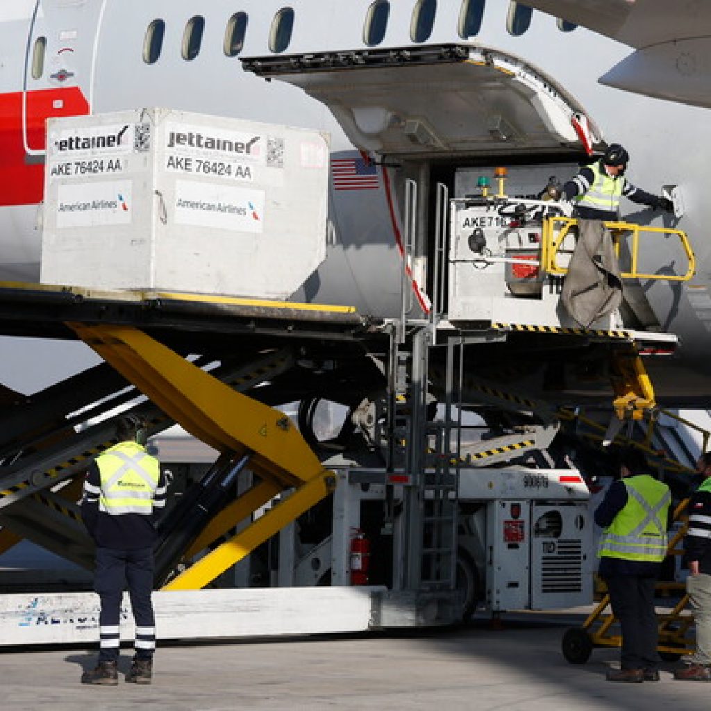 Llega a Chile cargamento con más de 222 mil vacunas Pfizer-BioNTech