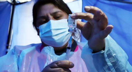 Llegan a Chile nuevos cargamentos de vacunas AstraZeneca y Pfizer-BioNTech