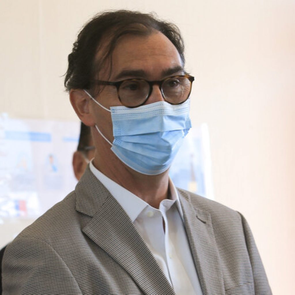 Ministro Figueroa defendió eliminación del metro de distancia en los colegios