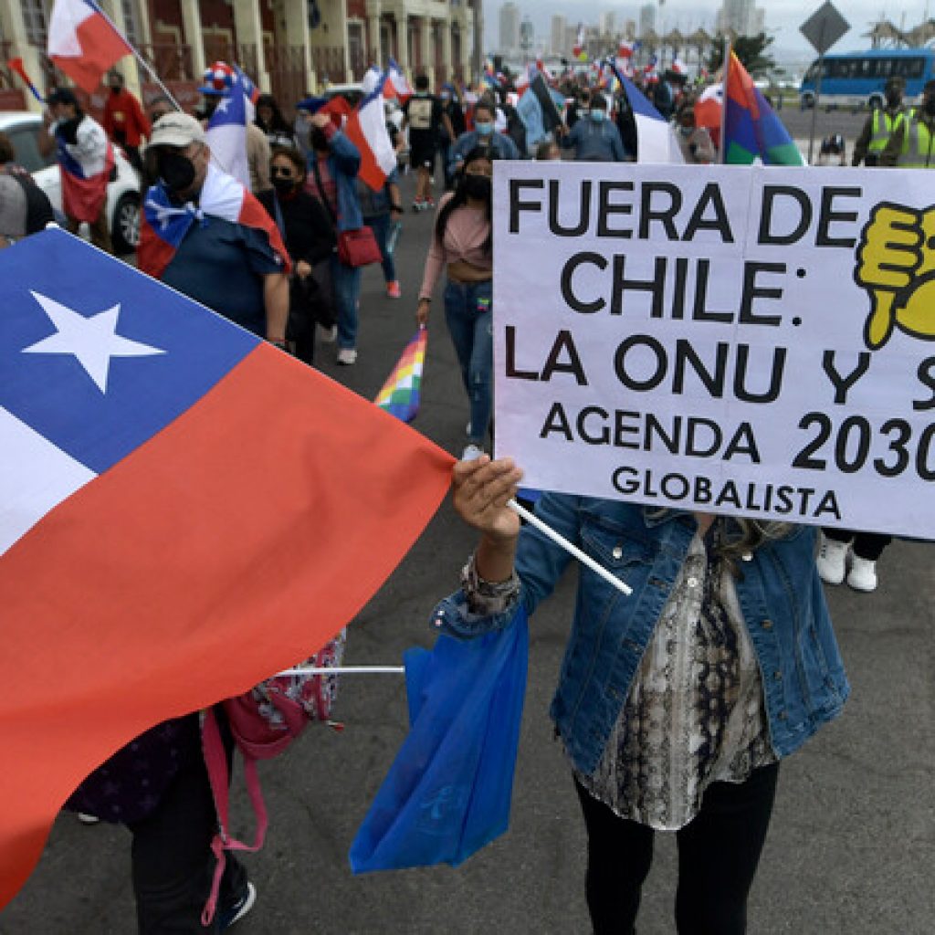 12 detenidos dejaron marchas contra inmigrantes en Santiago e Iquique