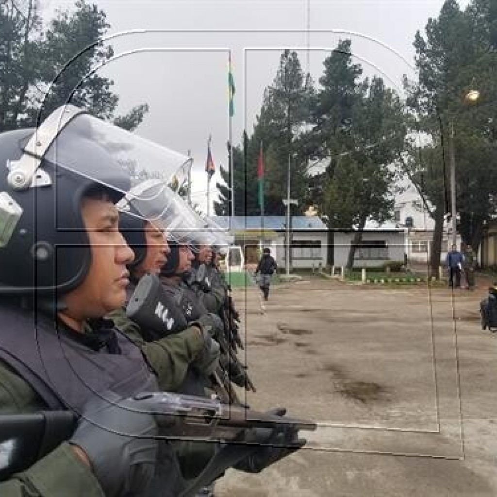 Cocaleros hacen retroceder a la Policía boliviana y recuperan una sede en La Paz