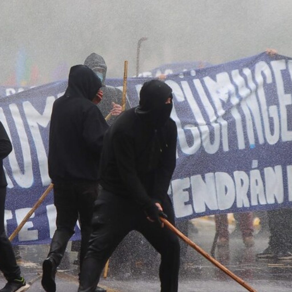 Incidentes se registran en Plaza Italia en marcha por la resistencia mapuche