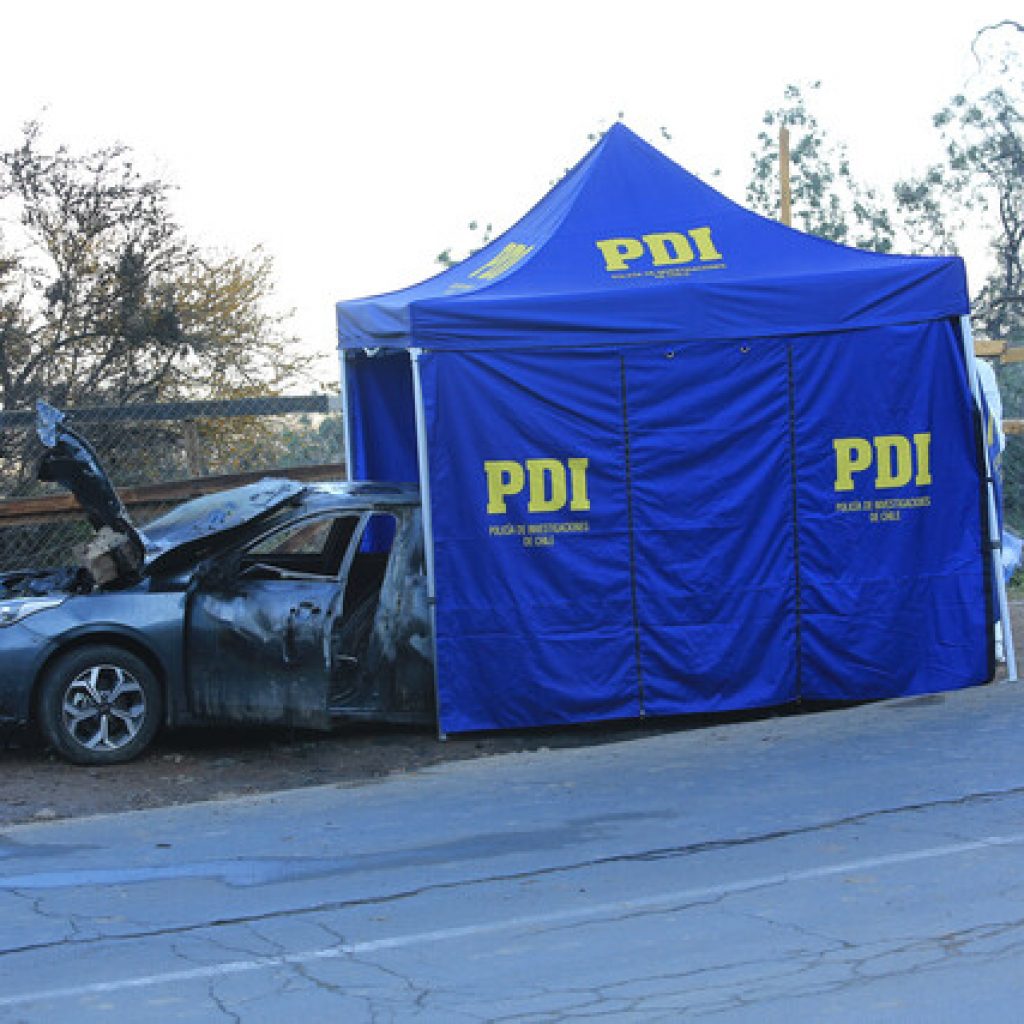Peñalolén: Hallan cuerpo de una persona en maletero de auto incendiado
