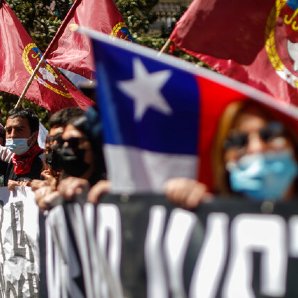 Manifestantes llegan a Plaza Italia en la conmemoración del 18-O