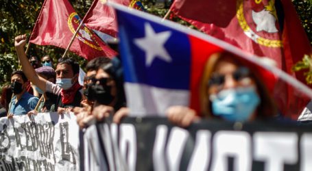 Manifestantes llegan a Plaza Italia en la conmemoración del 18-O
