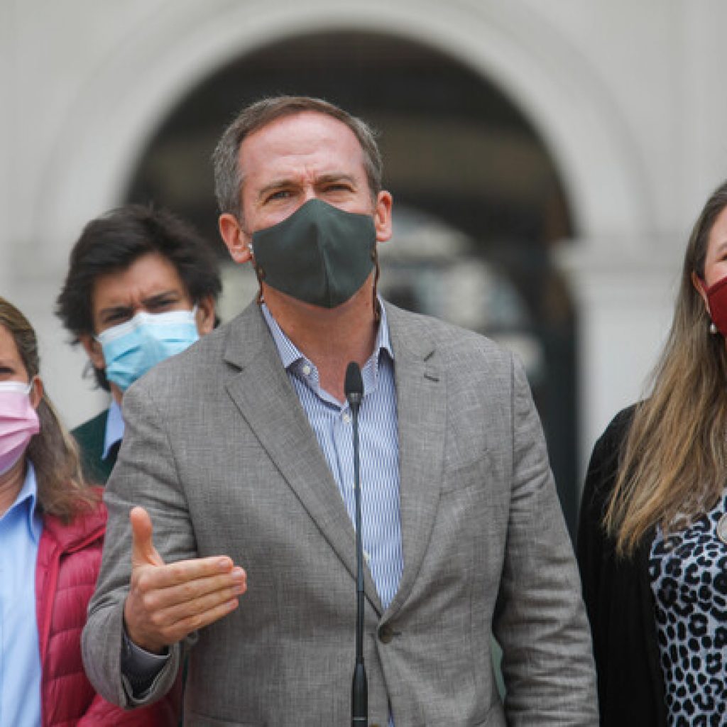 Alessandri pide a convencionales trabajar sin remuneración si extienden plazo