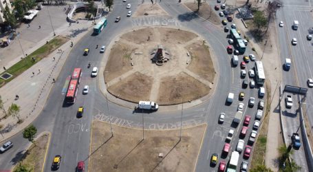 Delegación retira escombros ubicados en perímetro de la estatua de Baquedano