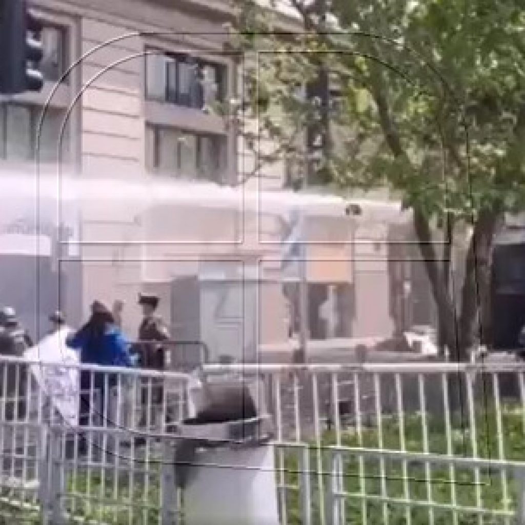 Carabineros impide paso a trabajadores que querían entregar pliego al Gobierno