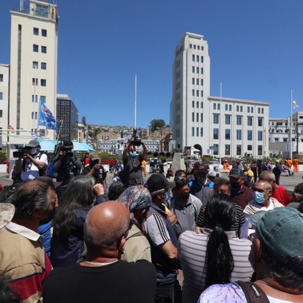 Lagos Weber pide retomar negociaciones con pescadores de ex Caleta Sudamericana