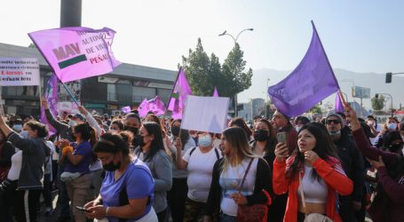 Manifestantes se colgaron desde un puente en la Rotonda Grecia