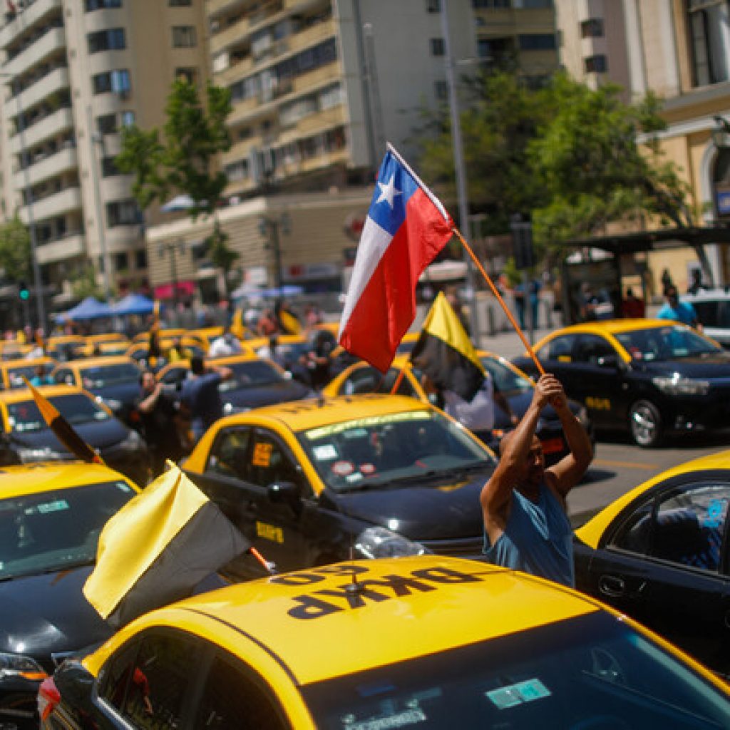 Taxistas protestan en el centro de Santiago bloqueando el tránsito en la Alameda