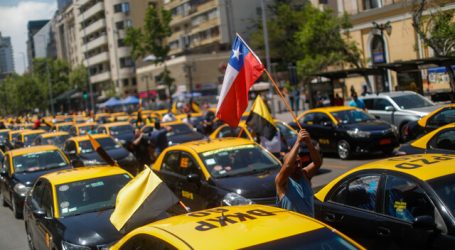Taxistas protestan en el centro de Santiago bloqueando el tránsito en la Alameda