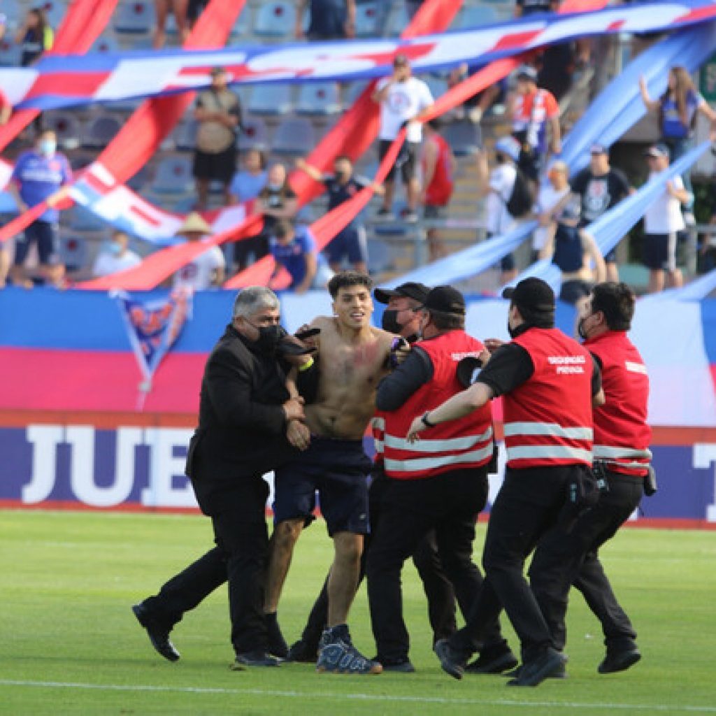 Hinchas de la ‘U’ invadieron la cancha y agredieron a Aránguiz y Rodríguez