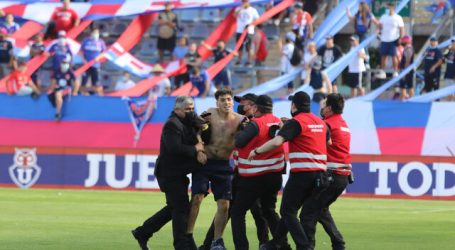 Hinchas de la ‘U’ invadieron la cancha y agredieron a Aránguiz y Rodríguez
