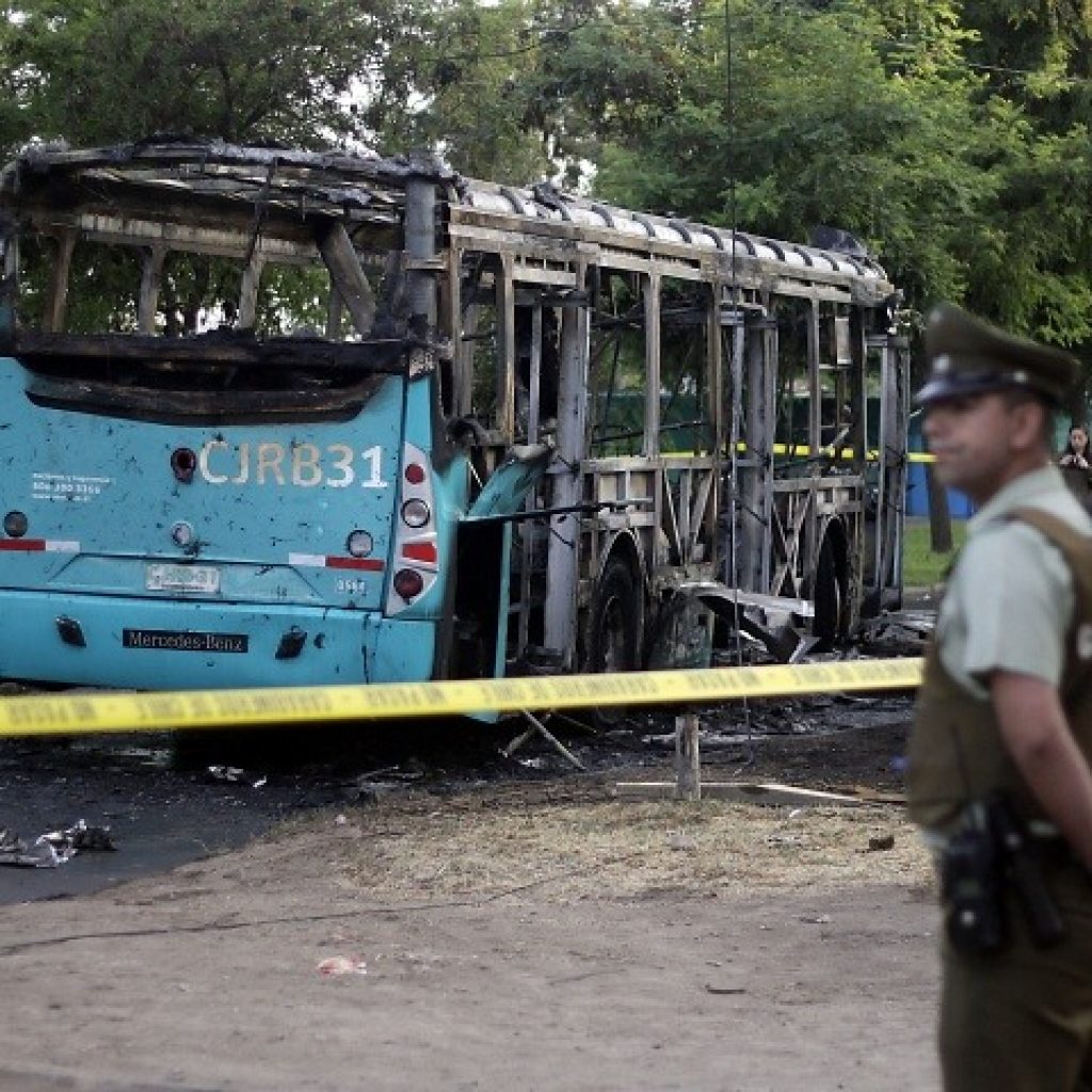 2 buses del Transantiago fueron quemados por manifestantes en Villa Francia