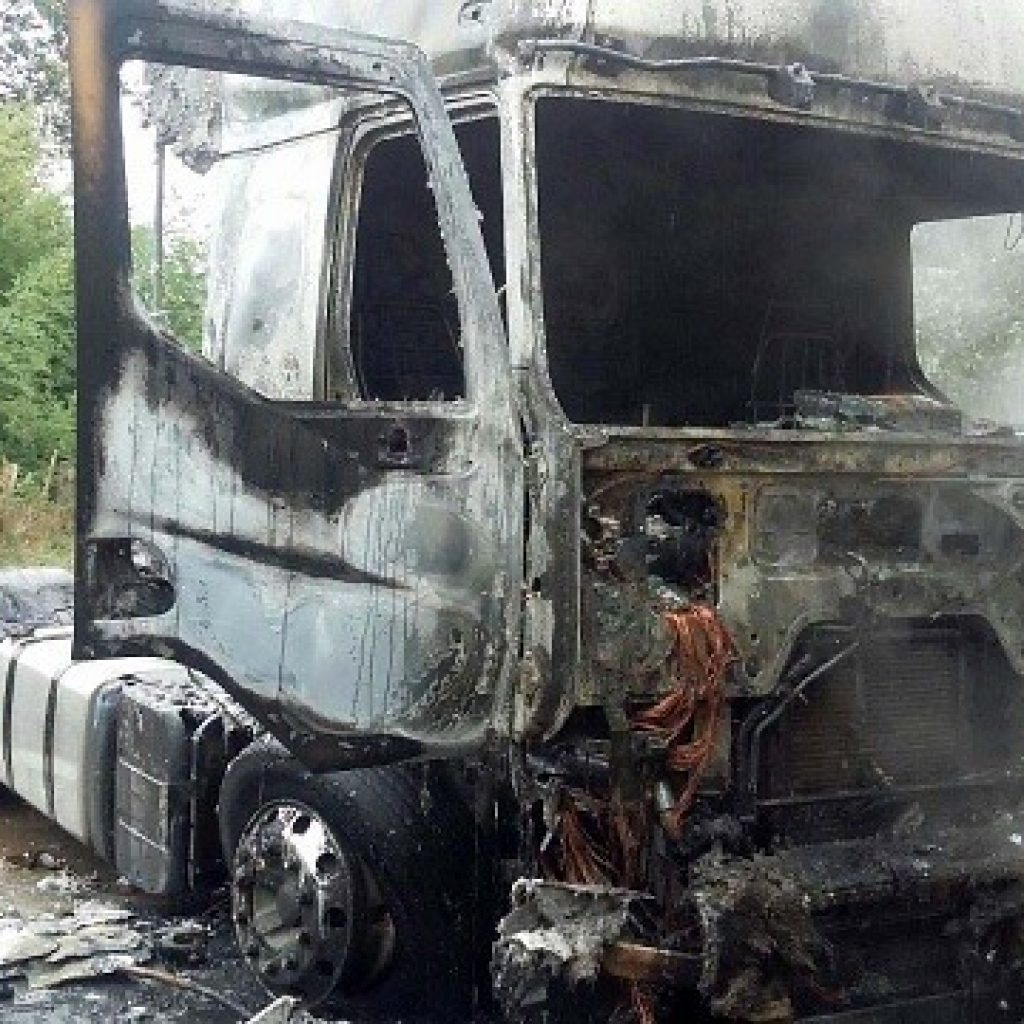 Collipulli: Encapuchados armados quemaron un camión en la Ruta 5 Sur